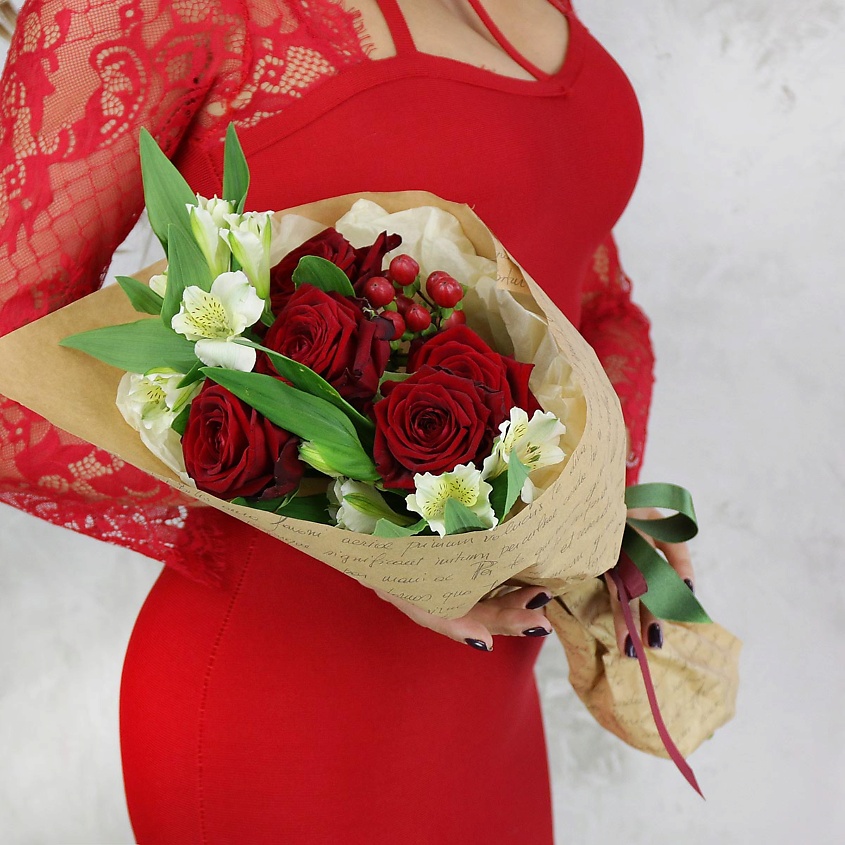 Изображение товара Букет из роз, альстромерий и гиперикума на любой случай