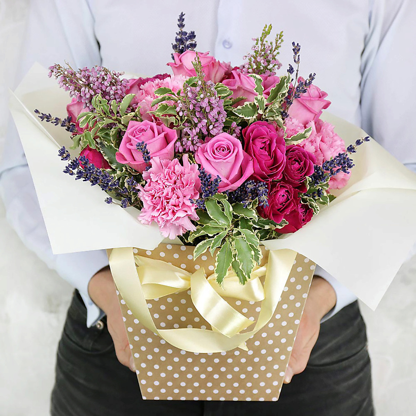 Изображение товара БУКЕТ МАРКЕТ ДАРИТЕ С УДОВОЛЬСТВИЕМ Композиция из роз, гвоздик и лаванды в подарочной коробке, 1 шт.