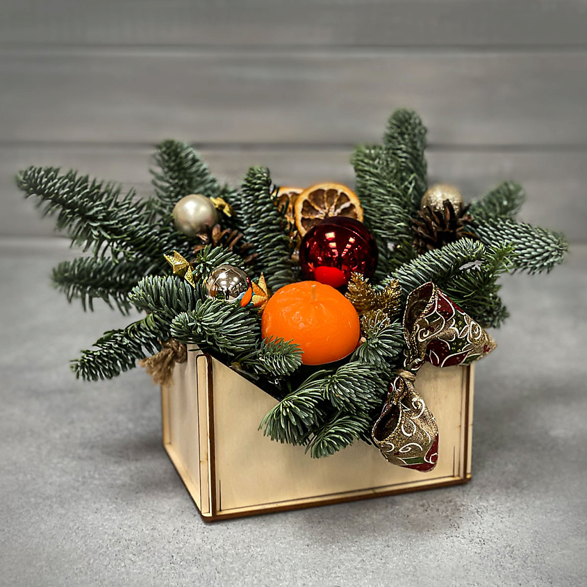 Изображение товара Новогодняя композиция в коробке с свежими розами - праздничный букет