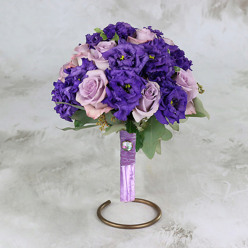 Изображение товара Фиолетово-сиреневый букет невесты из роз и лизиантуса от Букет Маркет 25 см
