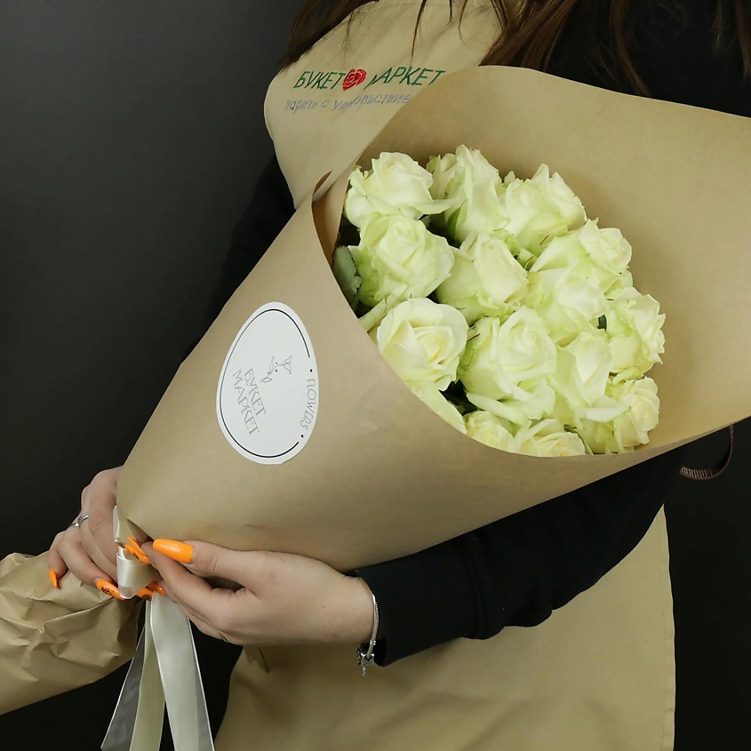 Изображение товара Букет из 15 белых роз 60 см в упаковке от Букет Маркет Россия