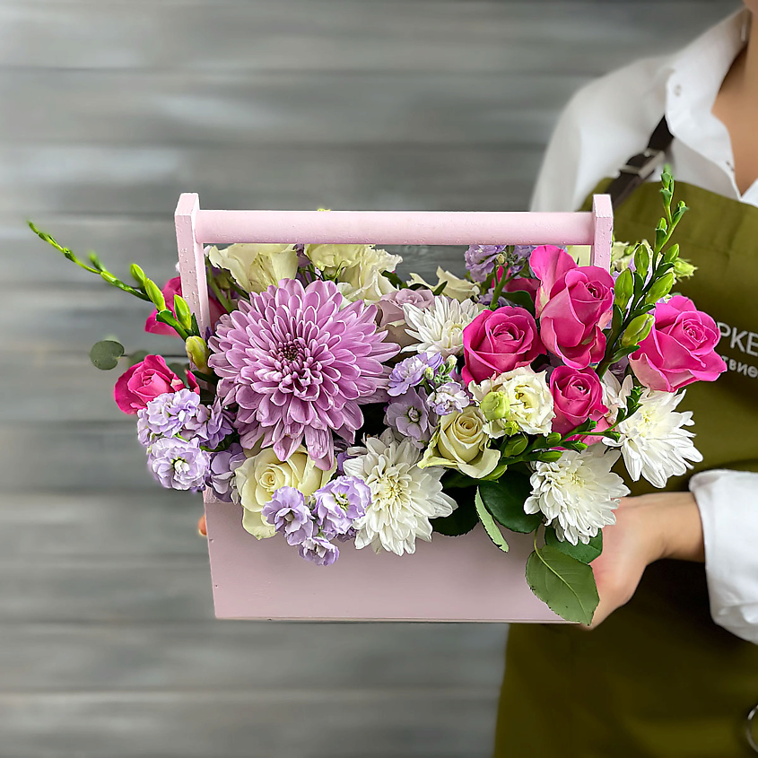 Изображение товара БУКЕТ МАРКЕТ ДАРИТЕ С УДОВОЛЬСТВИЕМ Композиция в деревянном ящике из хризантем, роз и маттиол, 1 шт.