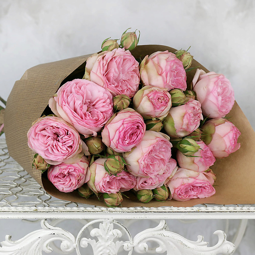 Изображение товара Нежно-розовый букет из 15 пионовидных роз в крафте с аксессуарами