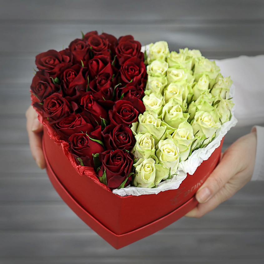 Изображение товара Букет из красных и белых роз в форме сердца