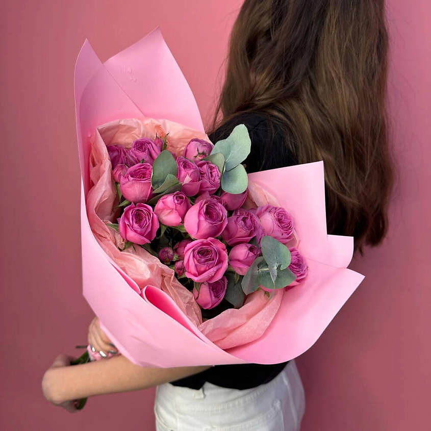 Изображение товара Милый букет из 5 кустовых роз Жизель с эвкалиптом от Chalet Green