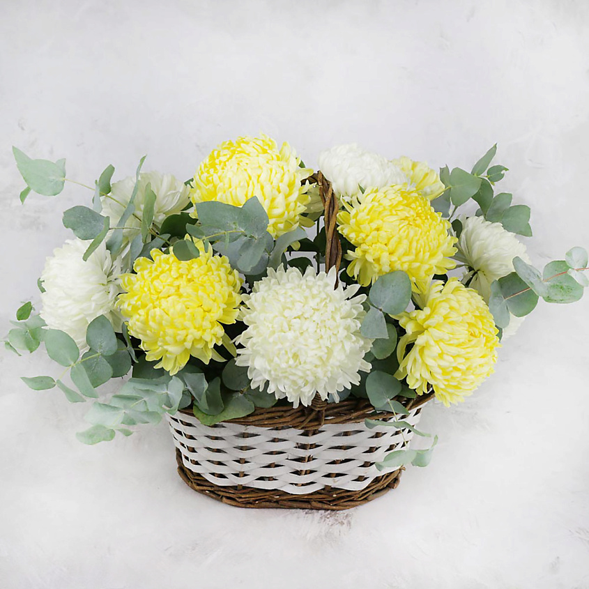 Изображение товара БУКЕТ МАРКЕТ ДАРИТЕ С УДОВОЛЬСТВИЕМ Композиция из разноцветных хризантем и эвкалипта в корзине, 1 шт.