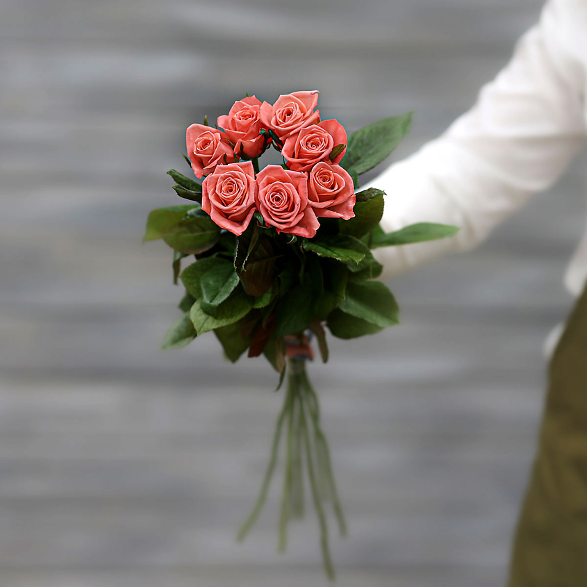 Изображение товара Букет из 7 коралловых роз с лентой 50 см от Маркет Дарите с Удовольствием