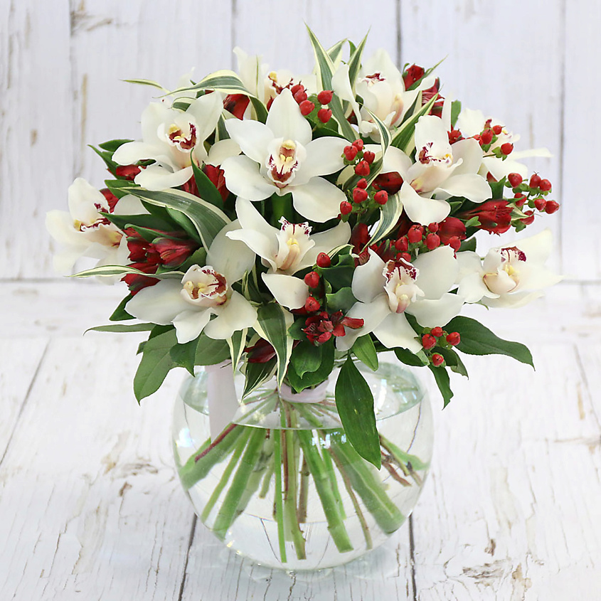 Изображение товара Букет из белых орхидей и гиперикума - подарок и украшение интерьера