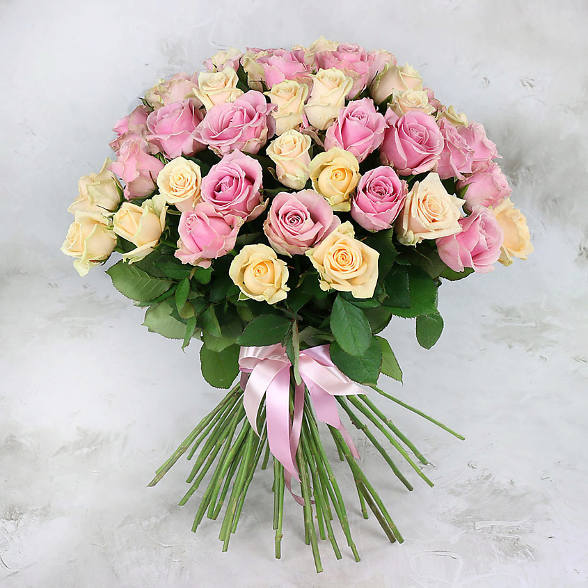 Изображение товара БУКЕТ МАРКЕТ ДАРИТЕ С УДОВОЛЬСТВИЕМ Букет из 51 розовой и кремовой розы Россия 60 см., 1 шт.