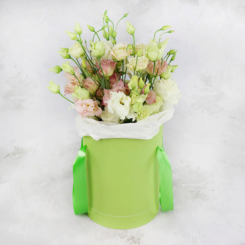 Изображение товара Букет из 15 разноцветных лизиантусов в шляпной коробке