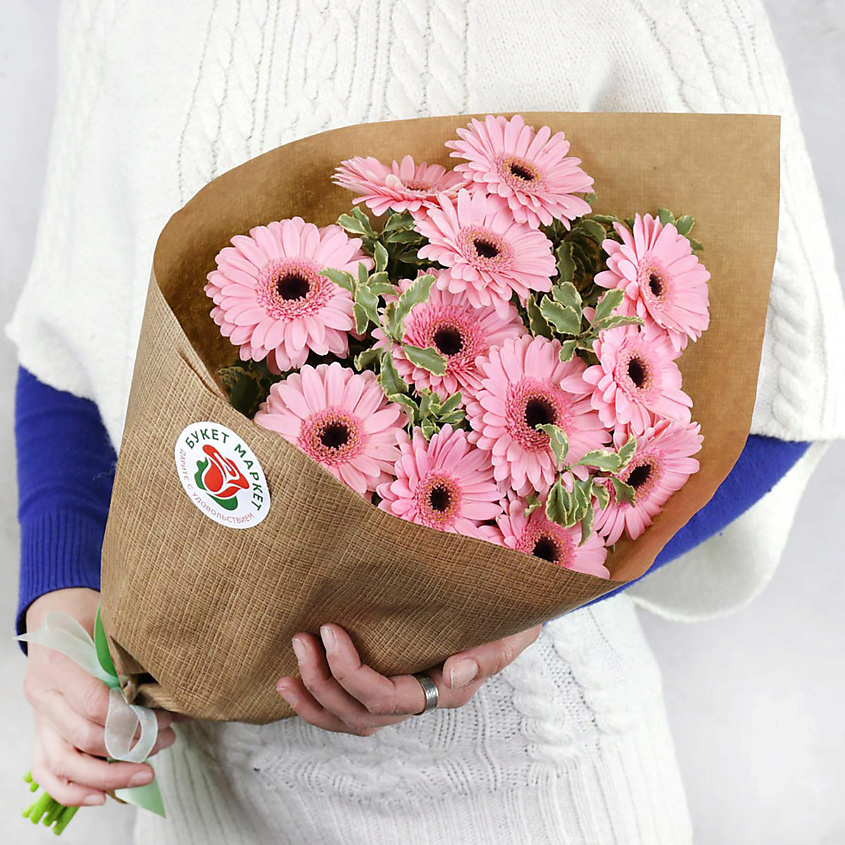 Изображение товара БУКЕТ МАРКЕТ ДАРИТЕ С УДОВОЛЬСТВИЕМ Букет из 15 минигербер и листьев питтоспорума в крафте, 1 шт.