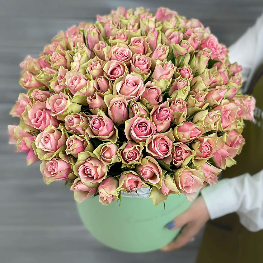 Изображение товара Букет из 101 зелено-розовой Кенийской розы в шляпной коробке