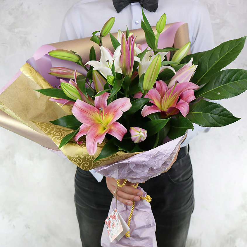 Изображение товара Букет из 5 восточных лилий с листьями аралия - свежие срезанные цветы для подарка и декора