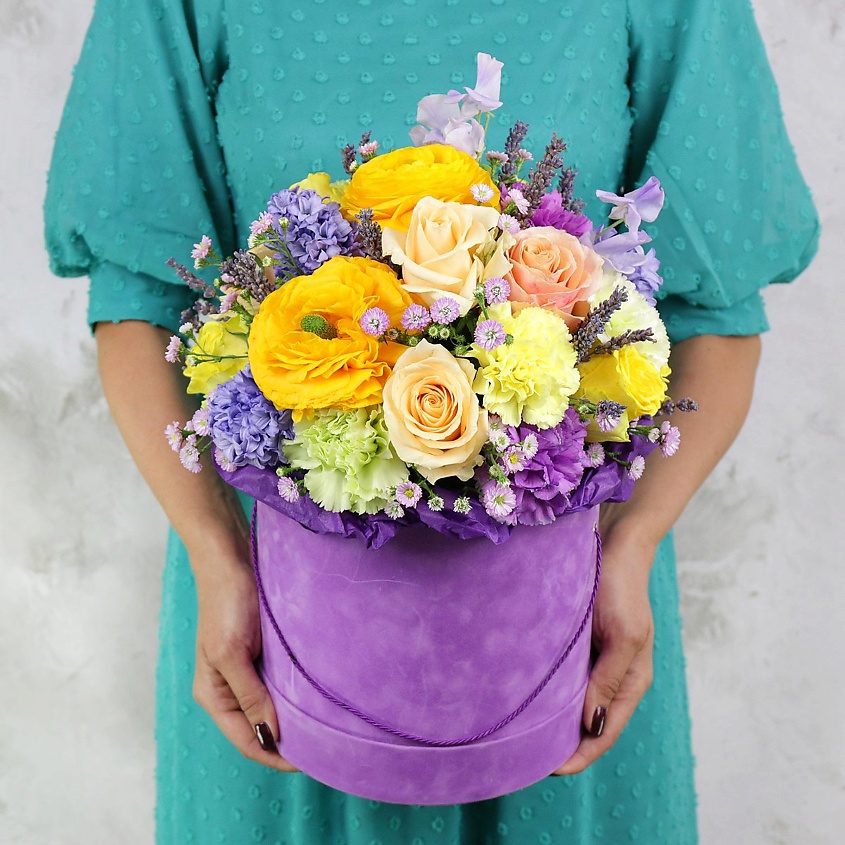 Изображение товара БУКЕТ МАРКЕТ ДАРИТЕ С УДОВОЛЬСТВИЕМ Композиция из роз, гвоздик и гиацинтов в коробке, 1 шт.