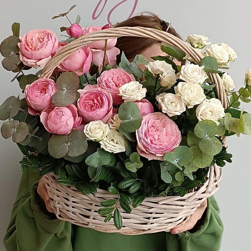 Изображение товара CHALET GREEN Корзина с пионовидными кустовыми розами и эвкалиптом
