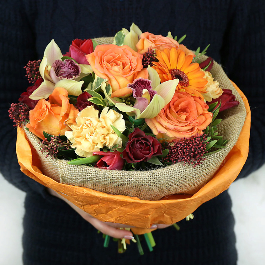 Изображение товара Стильный букет из роз, орхидеи и скимии - оригинальный подарок