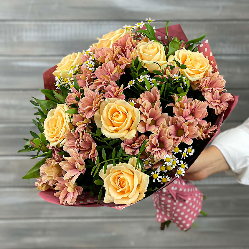 Изображение товара Букет из роз, ромашек и хризантем - живые цветы на подарок