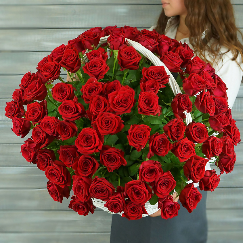 Изображение товара Букет из 101 красной розы в плетеной корзине - роскошный подарок