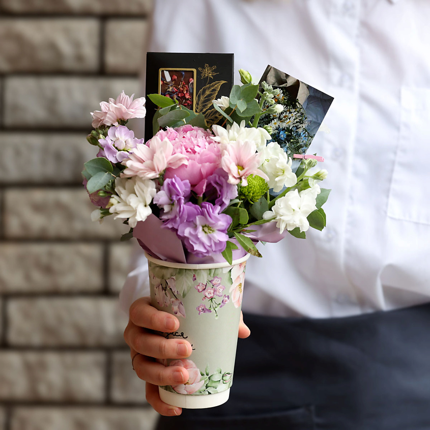 Изображение товара Букет цветов со стаканчиком шоколада - Дарите с удовольствием