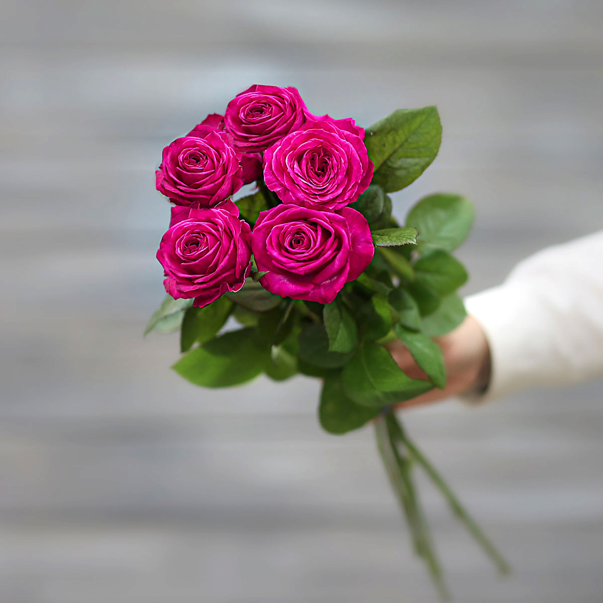 Изображение товара Букет из 5 малиновых роз с лентой 60 см