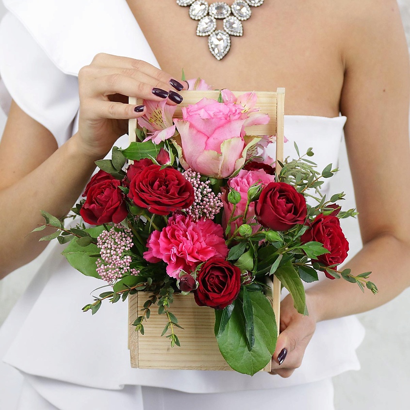 Изображение товара Декоративный букет из роз, гвоздик и альстромерии в ящике - свежие цветы для подарка и интерьера