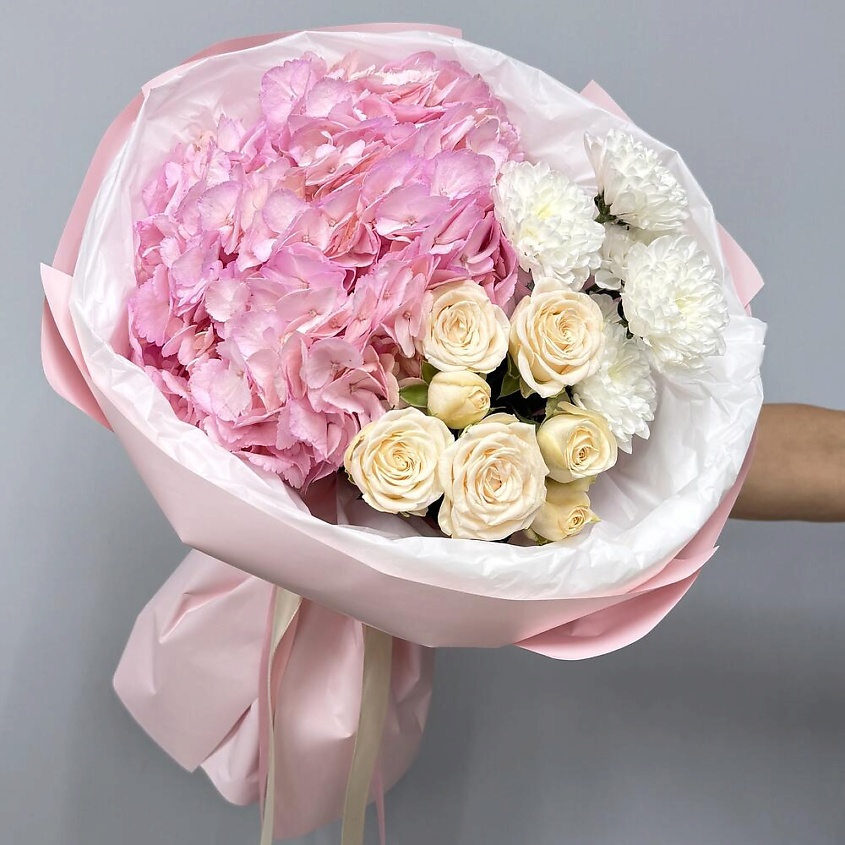Изображение товара Букет с розовой гортензией, кустовой розой и хризантемой от Chalet Green