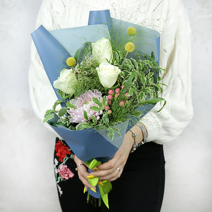 Изображение товара БУКЕТ МАРКЕТ ДАРИТЕ С УДОВОЛЬСТВИЕМ Букет из роз, хризантем и питтоспорума, 1 шт.