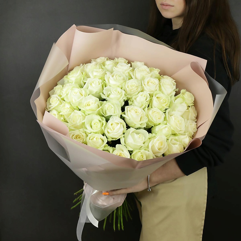 Изображение товара Букет из 51 белой розы 60 см в упаковке от Букет Маркет