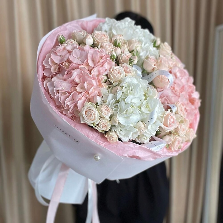 Изображение товара Букет-гигант из гортензии и кустовой розы от Chalet Green