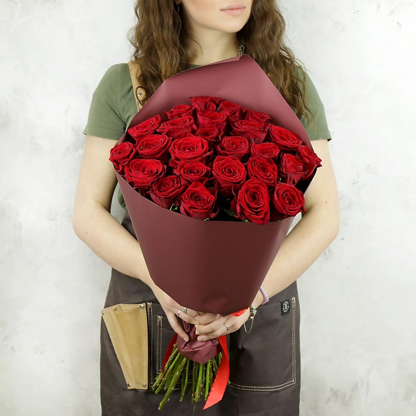 Изображение товара БУКЕТ МАРКЕТ ДАРИТЕ С УДОВОЛЬСТВИЕМ 25 красных роз в упаковке Россия 60 см., 1 шт.