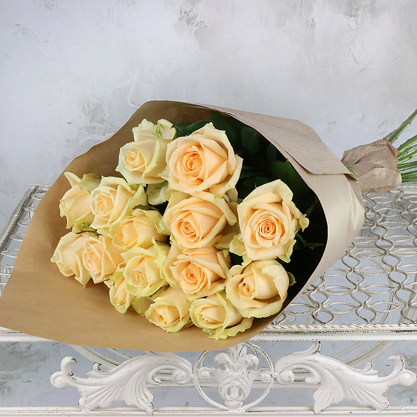 Изображение товара Букет из 15 лимонно-кремовых роз 60 см Россия - свежие живые цветы для подарка и украшения интерьер