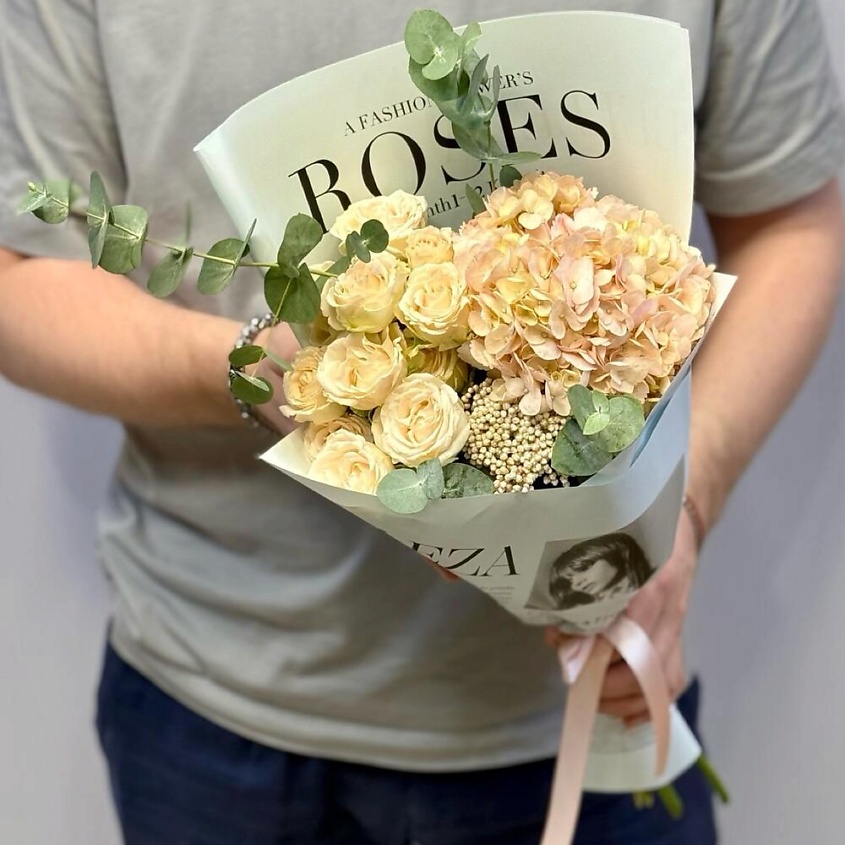 Изображение товара Букет живых цветов с пионовидной розой, гортензией и эвкалиптом