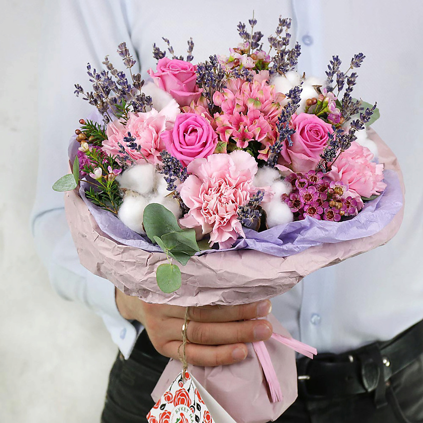 Изображение товара Стильный букет из роз и гвоздик с лавандой и хлопком