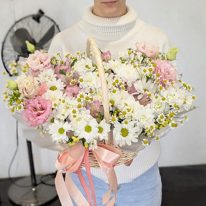 Изображение товара Корзина с цветами от Chalet Green - свежие букетики из эустомы, ромашки и хризантем