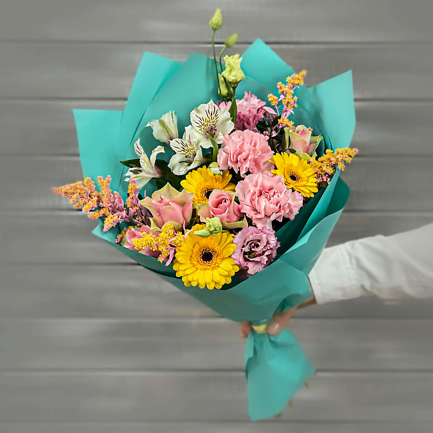 Изображение товара Букет из роз гвоздик и эустом в коробке или корзине 4546 рублей