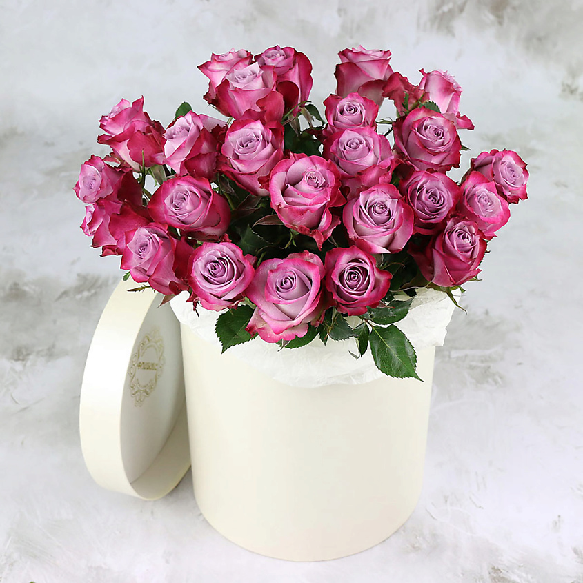 Изображение товара Подарочный букет из 25 розово-сиреневых роз в шляпной коробке 60 см