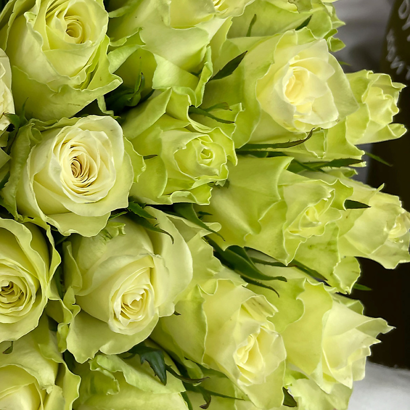 Изображение товара БУКЕТ МАРКЕТ Букет из 29 белых кенийских роз в шляпной коробке