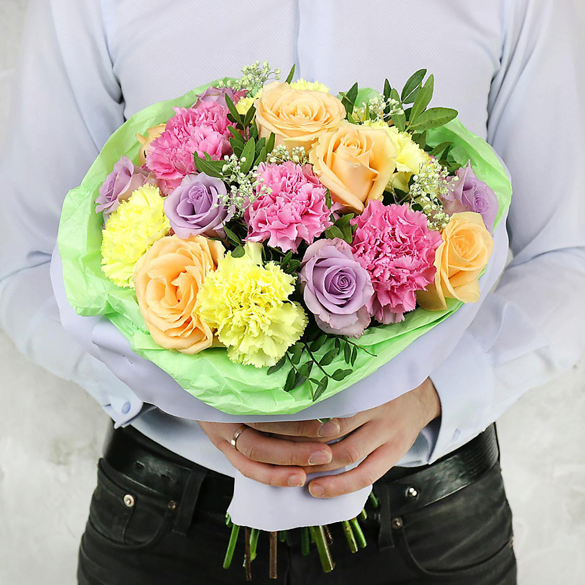 Изображение товара БУКЕТ МАРКЕТ ДАРИТЕ С УДОВОЛЬСТВИЕМ Букет из гвоздик, роз, гипсофилы и зелени, 1 шт.