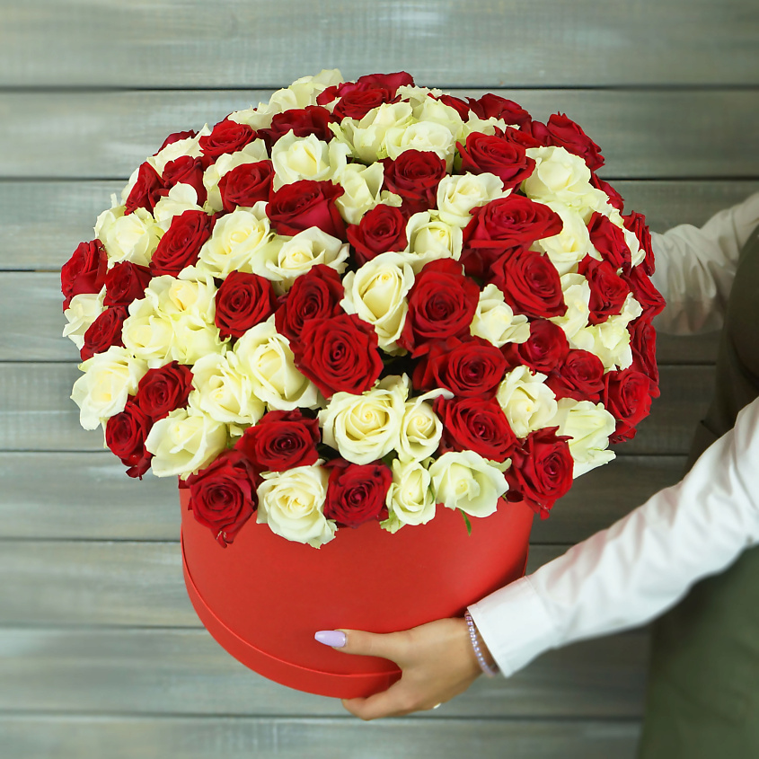 Изображение товара Букет из 101 красной и белой кенийской розы в шляпной коробке