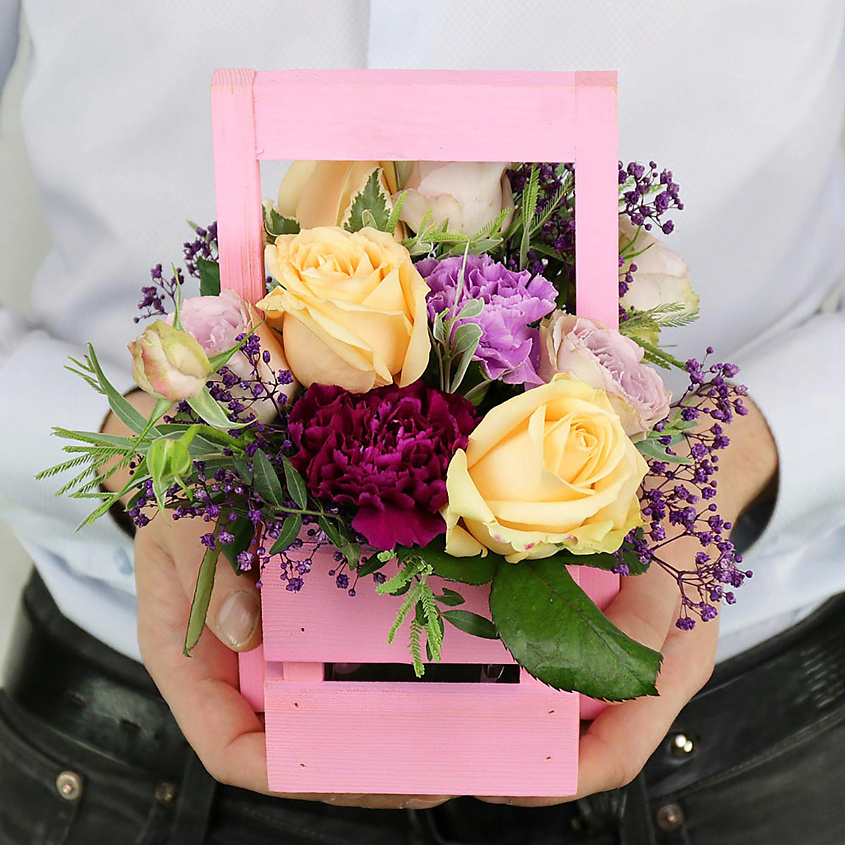 Изображение товара БУКЕТ МАРКЕТ ДАРИТЕ С УДОВОЛЬСТВИЕМ Композиция из гвоздик, роз и гипсофил в декоративном ящике, 1 шт.