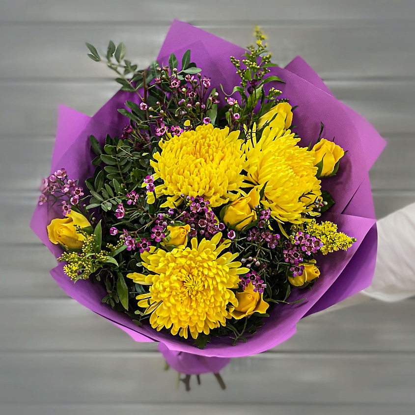 Изображение товара Букет из желтых роз и хризантем в подарок с уходовыми рекомендациями