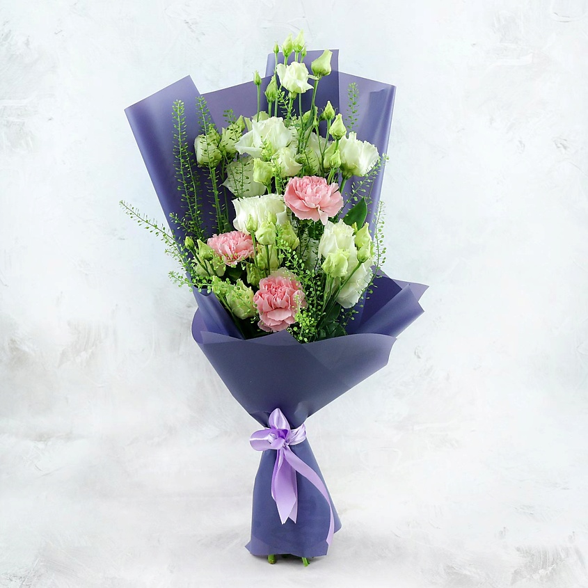 Изображение товара Букет из гвоздик и лизиантуса в подарочной упаковке - свежие цветы для подарка