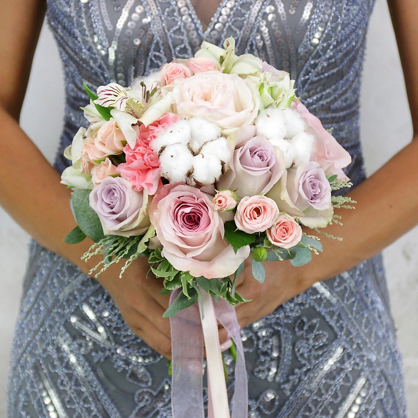 Изображение товара Букет из роз хлопка и мимозы в корзине или шляпной коробке для подарка