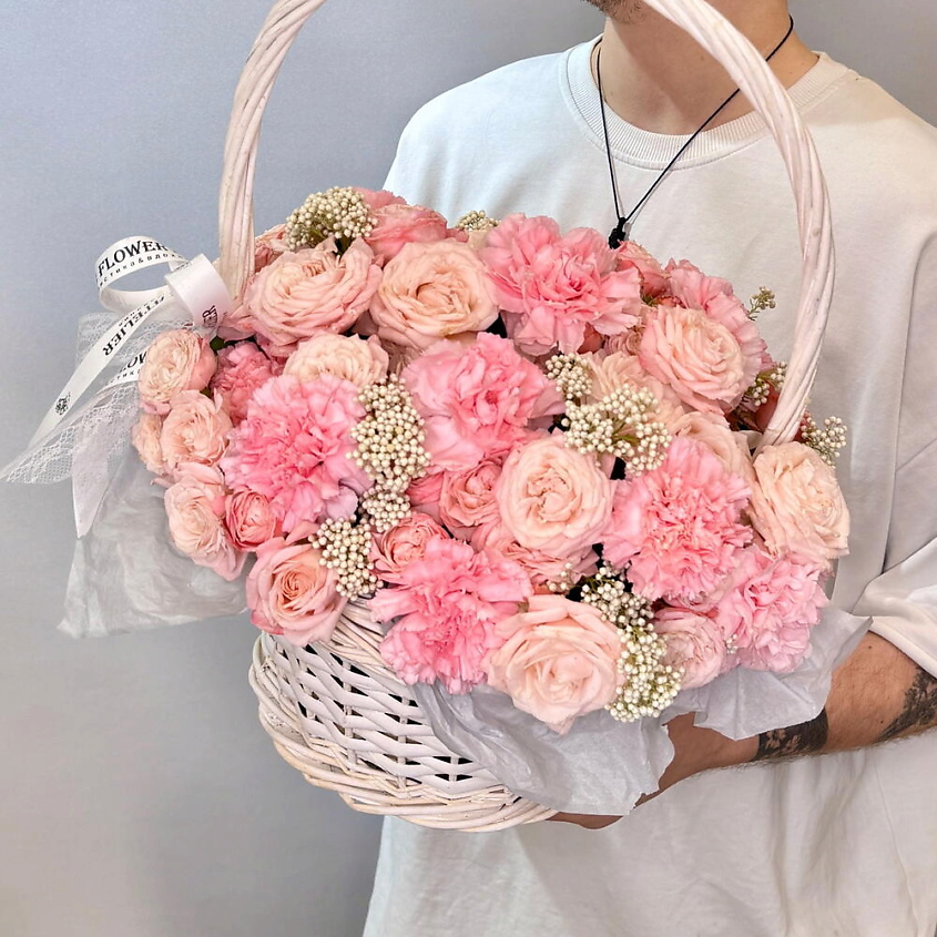 Изображение товара CHALET GREEN Корзина с цветами из пионовидной кустовой розы и диантусов