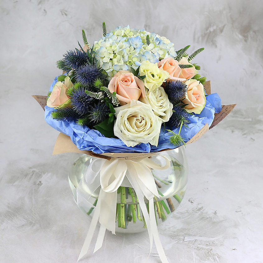 Изображение товара БУКЕТ МАРКЕТ ДАРИТЕ С УДОВОЛЬСТВИЕМ Букет из эрингиума, гортензии и роз в упаковке из крафта, 1 шт.