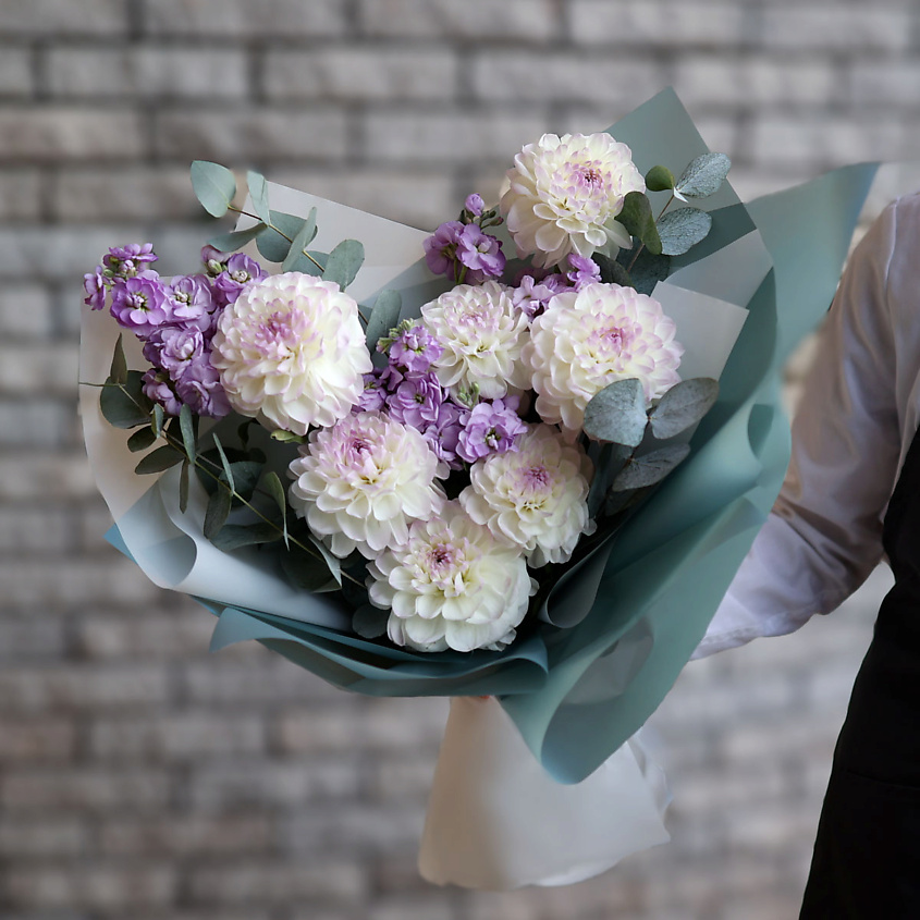 Изображение товара БУКЕТ МАРКЕТ ДАРИТЕ С УДОВОЛЬСТВИЕМ Букет из георгин и кустовой маттиолы, 1 шт.