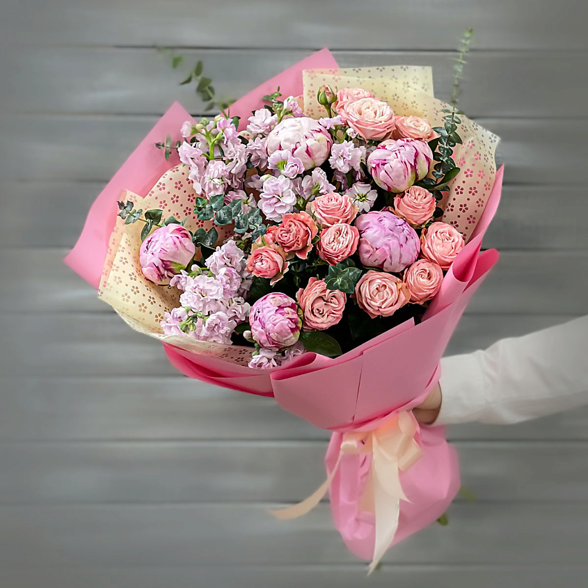 Изображение товара Букет из пионовидных роз пионов и маттиолы 1 шт подарочный