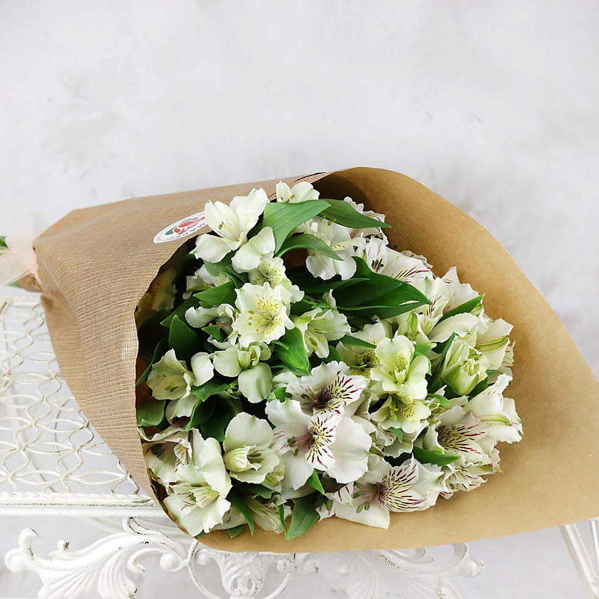 Изображение товара Букет из 11 альстромерий в крафте с Хризалом - свежий и долговечный подарок