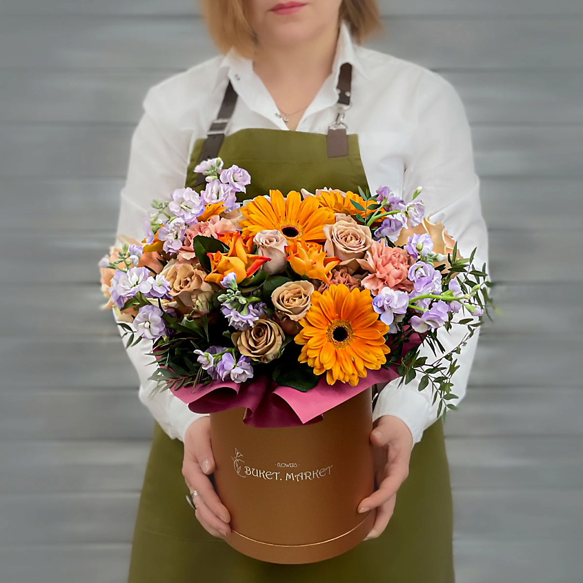 Изображение товара БУКЕТ МАРКЕТ ДАРИТЕ С УДОВОЛЬСТВИЕМ Композиция из гербер, маттиол и роз в шляпной коробке, 1 шт.