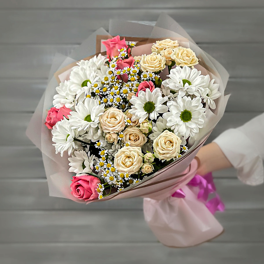 Изображение товара Букет из хризантем, роз и ромашек в корзине или шляпной коробке
